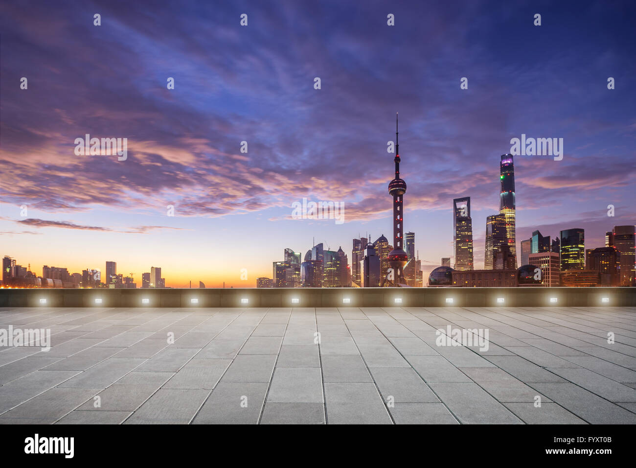 leere Boden und Stadtbild in bunten Himmel im Morgengrauen Stockfoto
