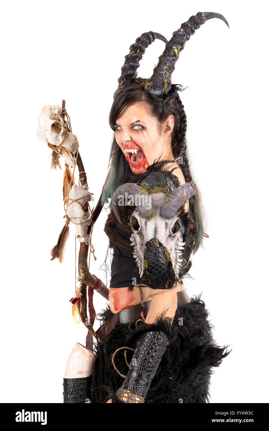 FAUN-Zauberin mit großen Hörnern und dem Blut isoliert in weiß Stockfoto