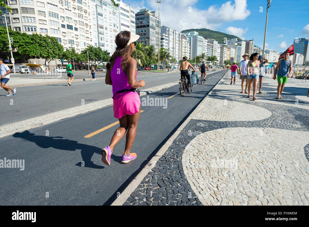 RIO DE JANEIRO - 20. März 2016: Jogger und Spaziergänger teilen die Strandpromenade Radweg an einem Morgen in Copacabana Strand. Stockfoto