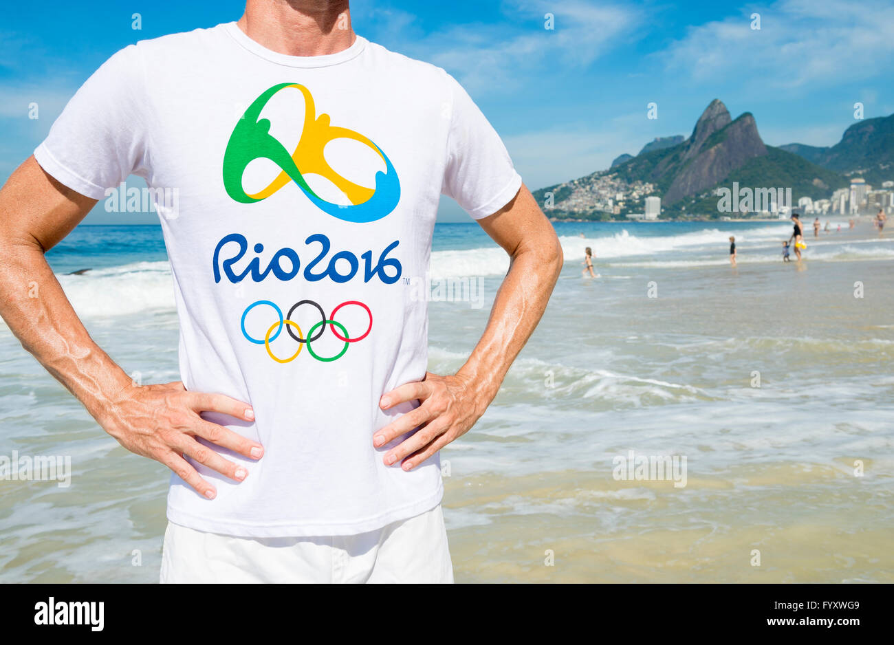 RIO DE JANEIRO - 10. März 2016: Mann mit offiziellen steht Rio 2016 Olympics T-shirt am Strand von Ipanema Strand. Stockfoto