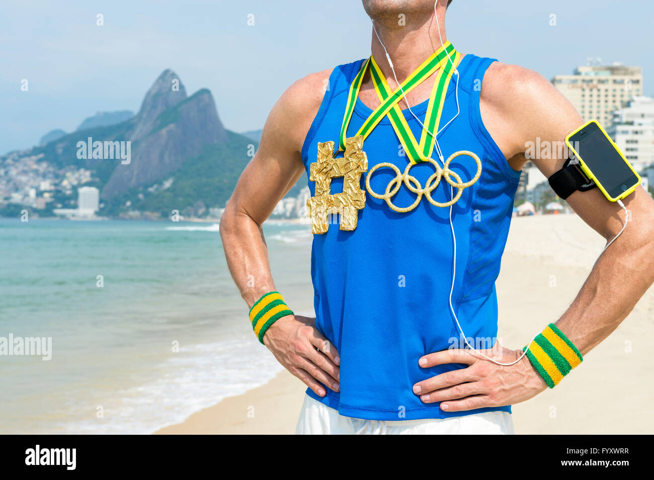 RIO DE JANEIRO - 10. März 2016: Sportler tragen Hashtag und Olympischen Ringe gold Medaillen steht am Strand von Ipanema. Stockfoto