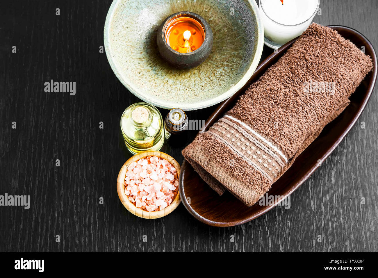 Wellness-Produkte und mit Handtuch, Kerze, Salz und Körper-Öl Stockfoto