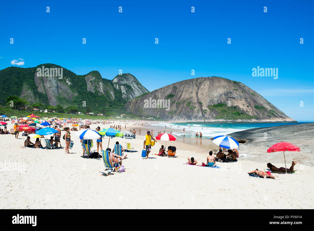 RIO DE JANEIRO - 31. Oktober 2015: Beachgoers nutzen ein sonniges Wochenende in Itacoatiara Beach, ein Stadtteil in Niteroi Stockfoto