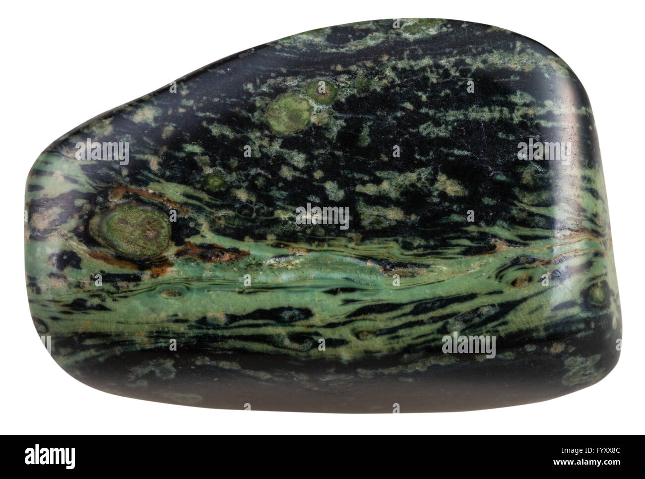 Makroaufnahmen von natürlichen Mineral Stein - poliert Kieselstein der grünen Rhyolit (Madagaskar-Jasper, Ozean-Jaspis) Edelstein isoliert Stockfoto