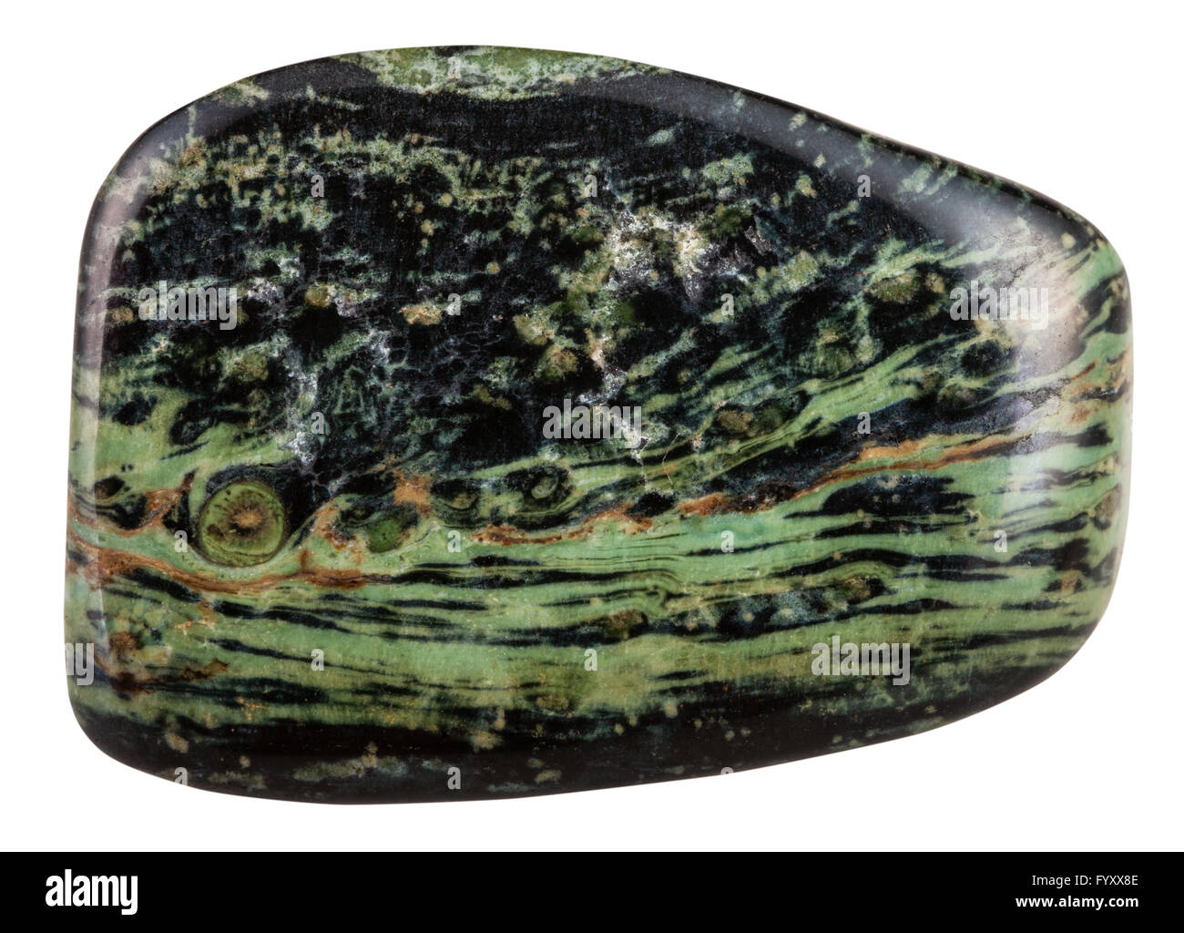 Makroaufnahmen von natürlichen Mineral Stein - grüne Rhyolith (Madagaskar-Jasper, Ozean-Jaspis) Edelstein isoliert auf weißem Ba getrommelt Stockfoto