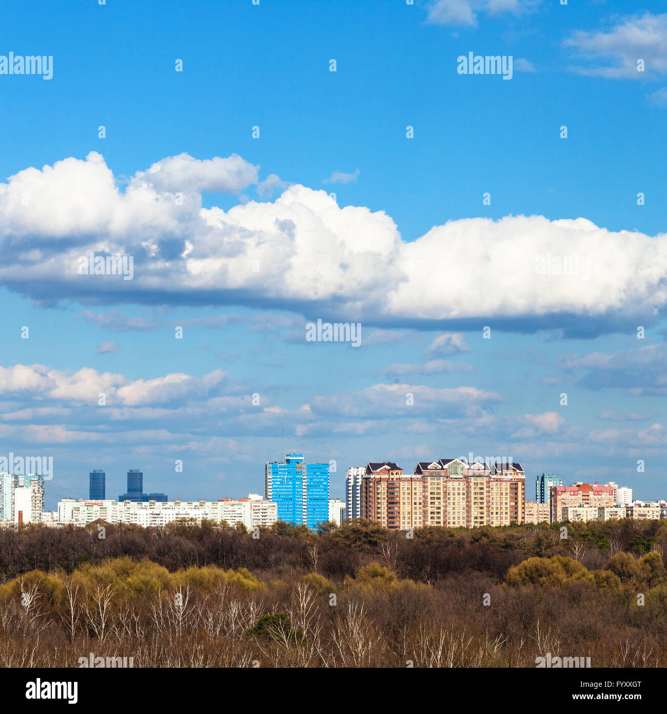 blauer Himmel mit weißen Wolken über Stadt und Bäume in sonniger Frühlingstag, Moskau, Russland Stockfoto