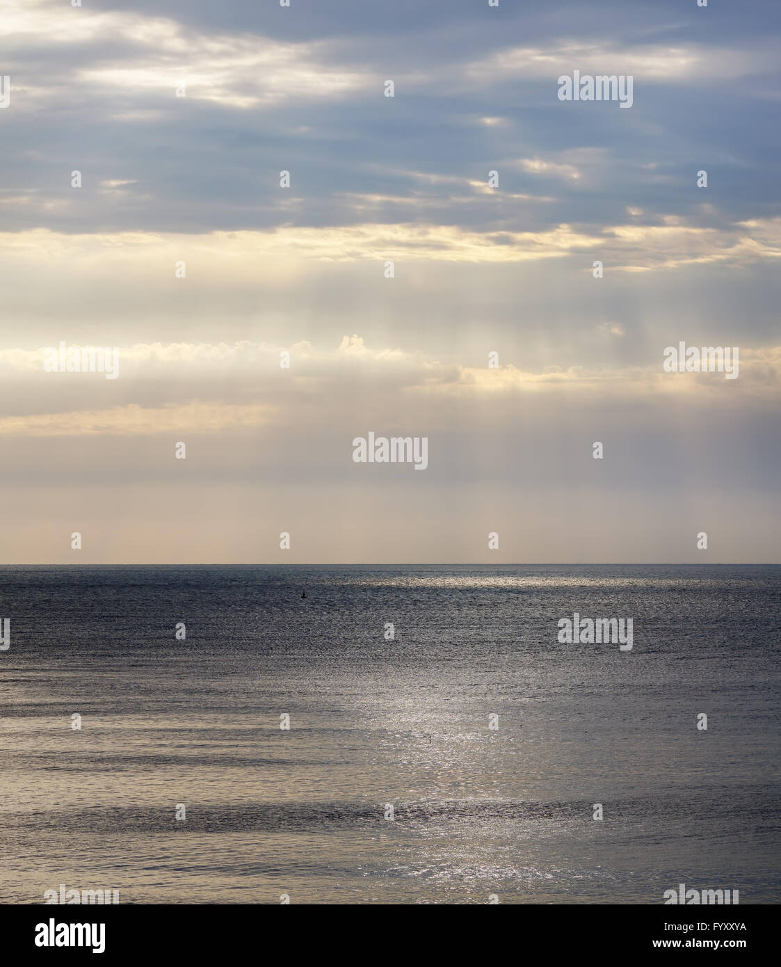 Seelandschaft mit dramatischer Himmel Stockfoto