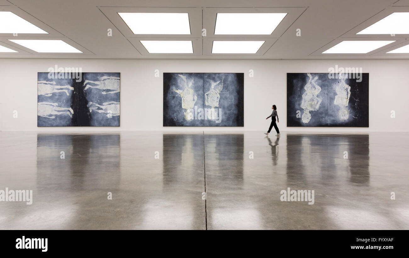 London, UK. 26. April 2016. Ein White Cube Mitarbeiter geht vorbei an den Ölbildern Oh Gott, Ma Tutto Occupato (Ach Herrje, Ma Tutto Occupato), 2016, dystopischen Glocken (Dystopische Glocken), 2015 und dystopischen paar (Dystopisches Paar), 2015. White Cube Bermondsey präsentieren Wir Fahren aus, wir sind Weg, eine große Ausstellung der Werke des deutschen Künstlers Georg Baselitz, einschließlich neue großformatige Gemälde, Skulpturen und arbeiten auf Papier. Die Ausstellung läuft vom 27. April bis 3. Juli 2016, Eintritt ist frei. Stockfoto