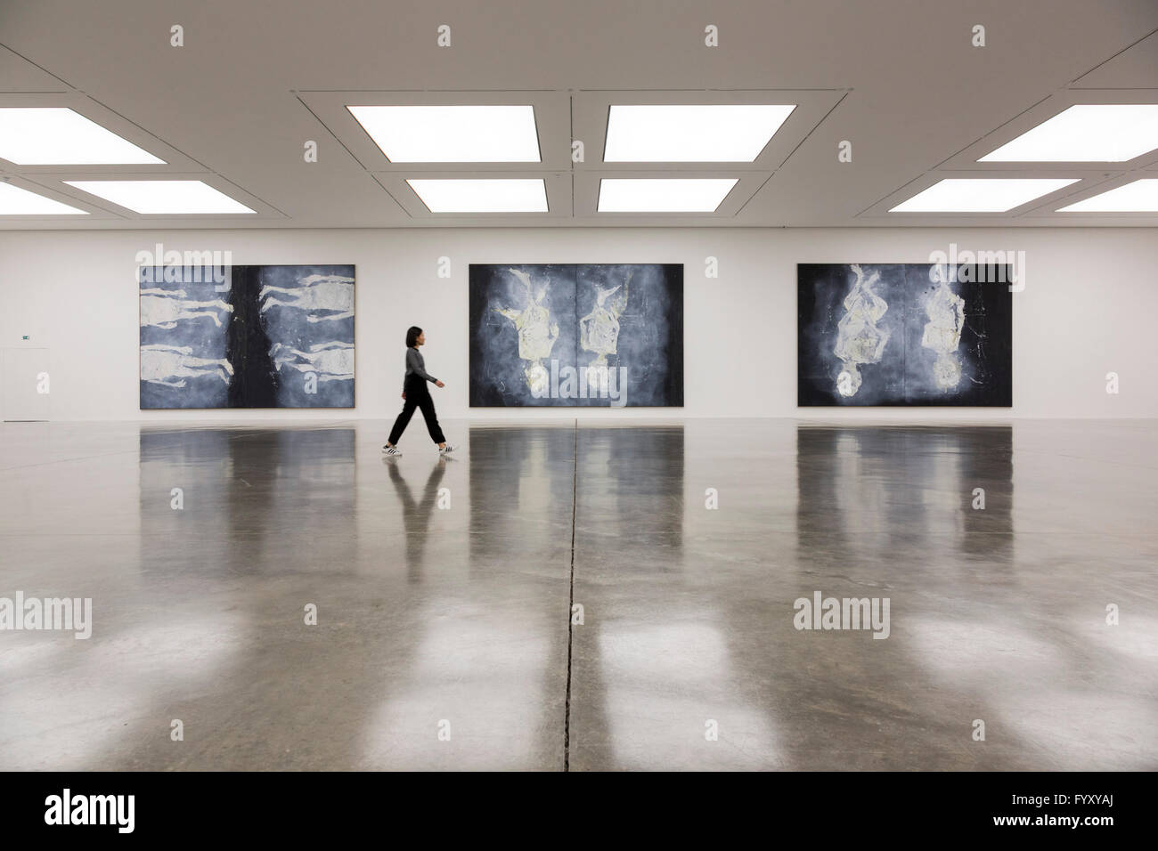 London, UK. 26. April 2016. Ein White Cube Mitarbeiter geht vorbei an den Ölbildern Oh Gott, Ma Tutto Occupato (Ach Herrje, Ma Tutto Occupato), 2016, dystopischen Glocken (Dystopische Glocken), 2015 und dystopischen paar (Dystopisches Paar), 2015. White Cube Bermondsey präsentieren Wir Fahren aus, wir sind Weg, eine große Ausstellung der Werke des deutschen Künstlers Georg Baselitz, einschließlich neue großformatige Gemälde, Skulpturen und arbeiten auf Papier. Die Ausstellung läuft vom 27. April bis 3. Juli 2016, Eintritt ist frei. Stockfoto