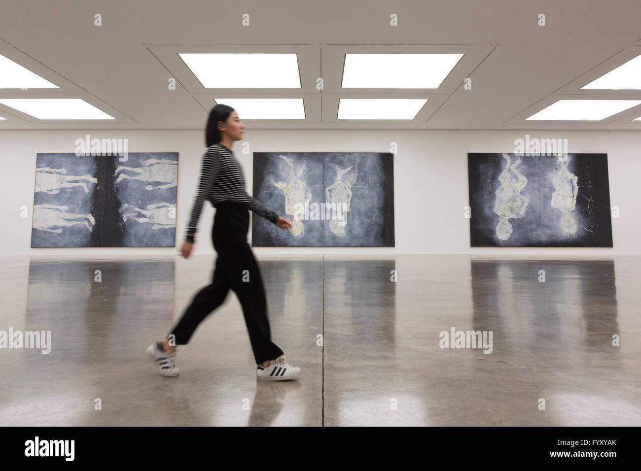 London, UK. 26. April 2016. Ein White Cube Mitarbeiter geht vorbei an den Ölbildern Oh Gott, Ma Tutto Occupato (Ach Herrje, Ma Tutto Occupato), 2016, dystopischen Glocken (Dystopische Glocken), 2015 und dystopischen paar (Dystopisches Paar), 2015. White Cube Bermondsey präsentieren Wir Fahren aus, wir sind Weg, eine große Ausstellung der Werke des deutschen Künstlers Georg Baselitz, einschließlich neue großformatige Gemälde, Skulpturen und arbeiten auf Papier. Die Ausstellung läuft vom 27. April bis 3. Juli 2016, Eintritt ist frei. Stockfoto