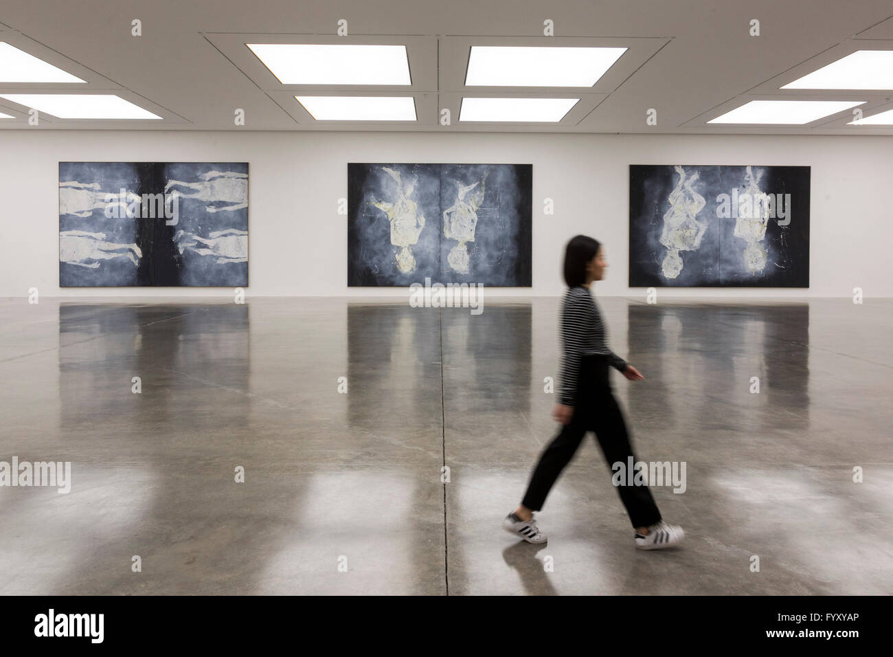 London, UK. 26. April 2016. Ein White Cube Mitarbeiter geht vorbei an den Ölbildern Oh Gott, Ma Tutto Occupato (Ach Herrje, Ma Tutto Occupato), 2016, dystopischen Glocken (Dystopische Glocken), 2015 und dystopischen paar (Dystopisches Paar), 2015. White Cube Bermondsey präsentieren Wir Fahren aus, wir sind Weg, eine große Ausstellung der Werke des deutschen Künstlers Georg Baselitz, einschließlich neue großformatige Gemälde, Skulpturen und arbeiten auf Papier. Die Ausstellung läuft vom 27. April bis 3. Juli 2016, Eintritt ist frei. Stockfoto