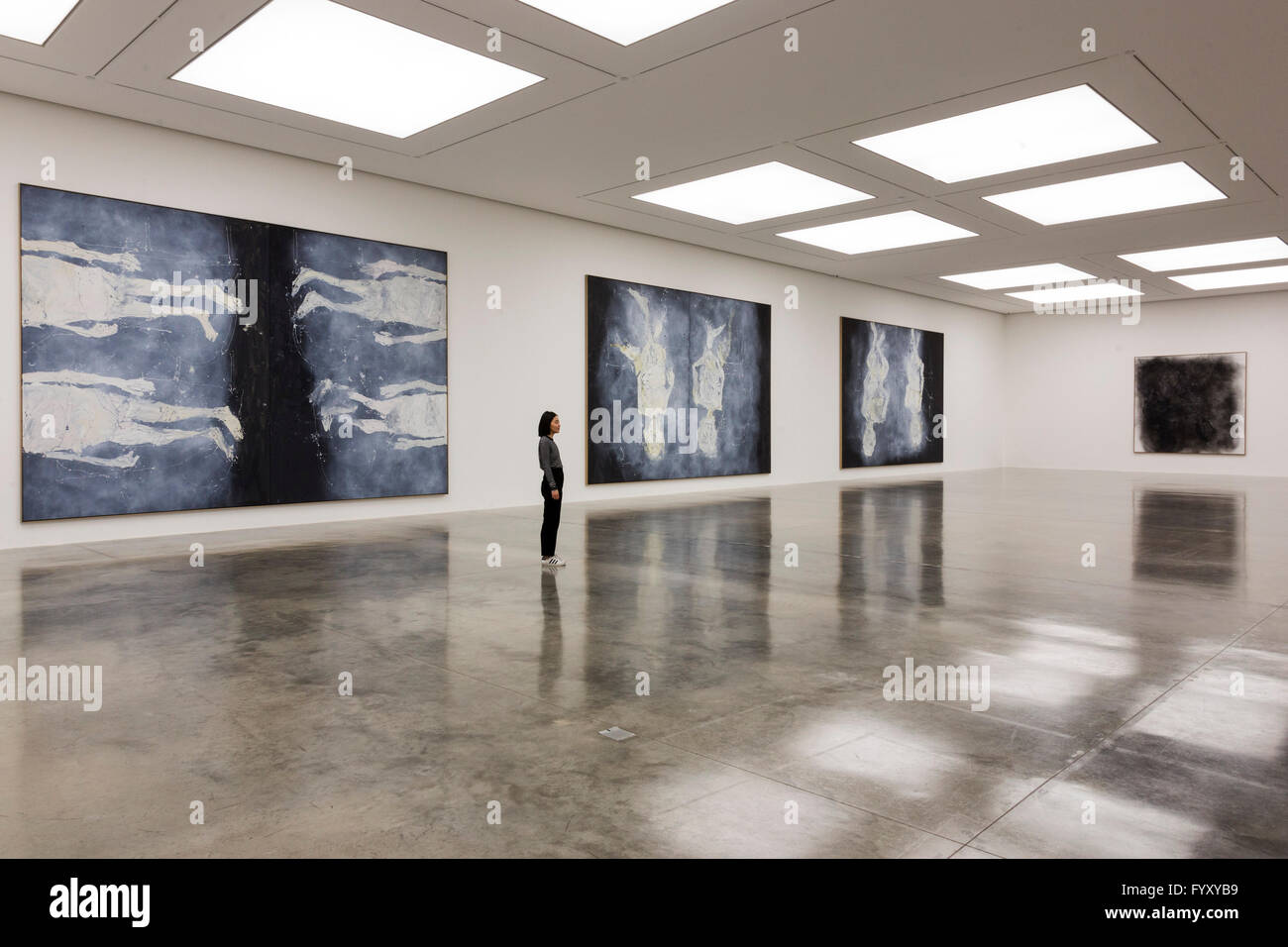 London, UK. 26. April 2016. Ein White Cube-Mitarbeiter stellt mit den Gemälden Oh Gott, Ma Tutto Occupato (Ach Herrje, Ma Tutto Occupato), 2016, dystopischen Glocken (Dystopische Glocken), 2015, dystopischen paar (Dystopisches Paar), 2015 und Ofen Ruß (Ofenruß), 2015. White Cube Bermondsey präsentieren Wir Fahren aus, wir sind Weg, eine große Ausstellung der Werke des deutschen Künstlers Georg Baselitz, einschließlich neue großformatige Gemälde, Skulpturen und arbeiten auf Papier. Die Ausstellung läuft vom 27. April bis 3. Juli 2016, Eintritt ist frei. Stockfoto