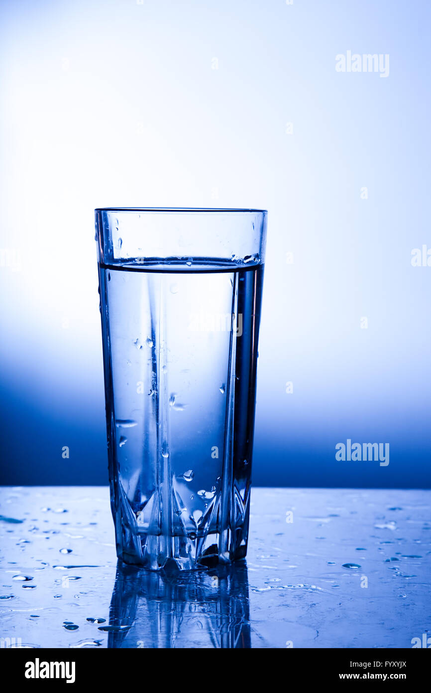 Ein Glas mit sauberem Wasser Stockfoto