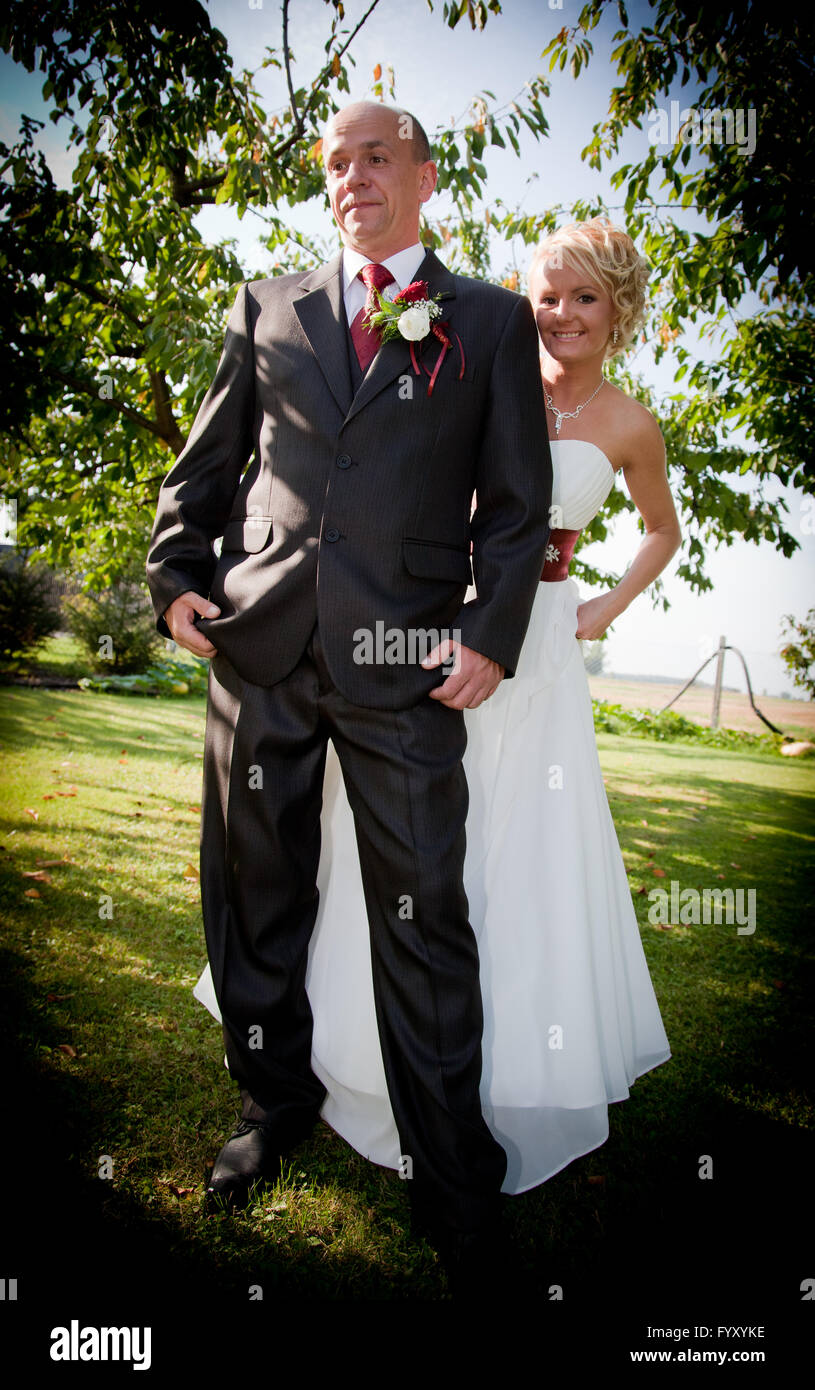 Glückliche Braut und Bräutigam nach der Hochzeit Stockfoto