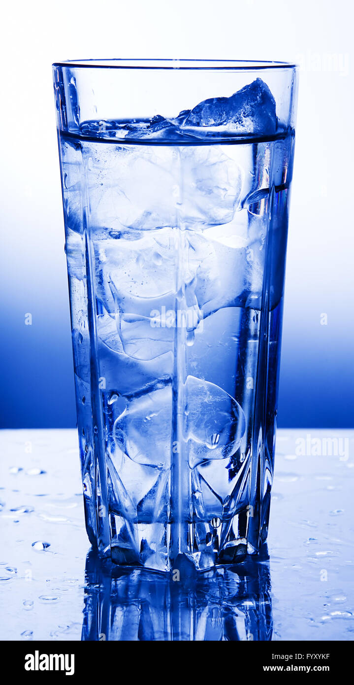 Ein Glas mit sauberem Wasser Stockfoto