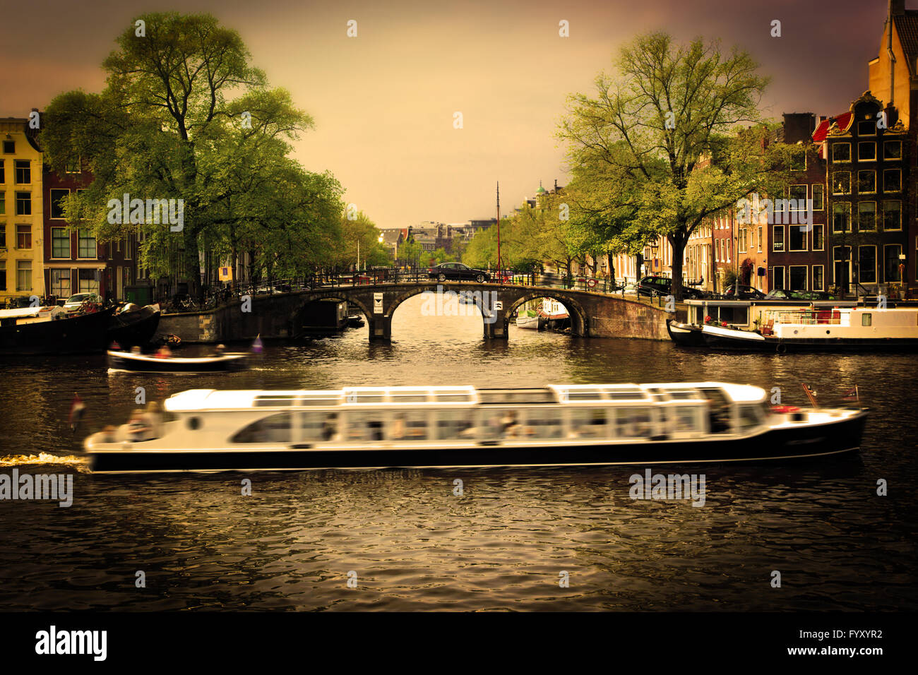 Amsterdam. Romantische Brücke über den Kanal. Stockfoto