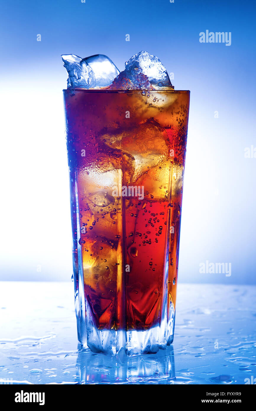 Ein frisches Glas Cola mit Eis Stockfoto