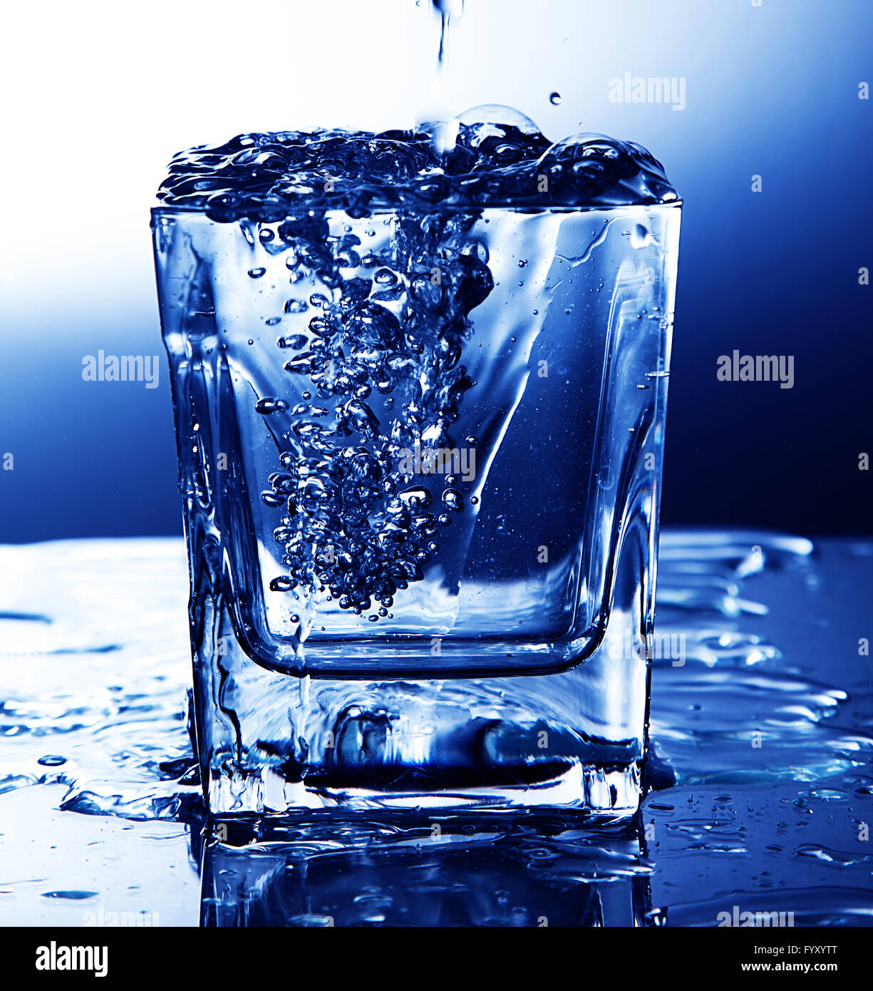Frisches Wasser gießen in ein Glas Stockfoto