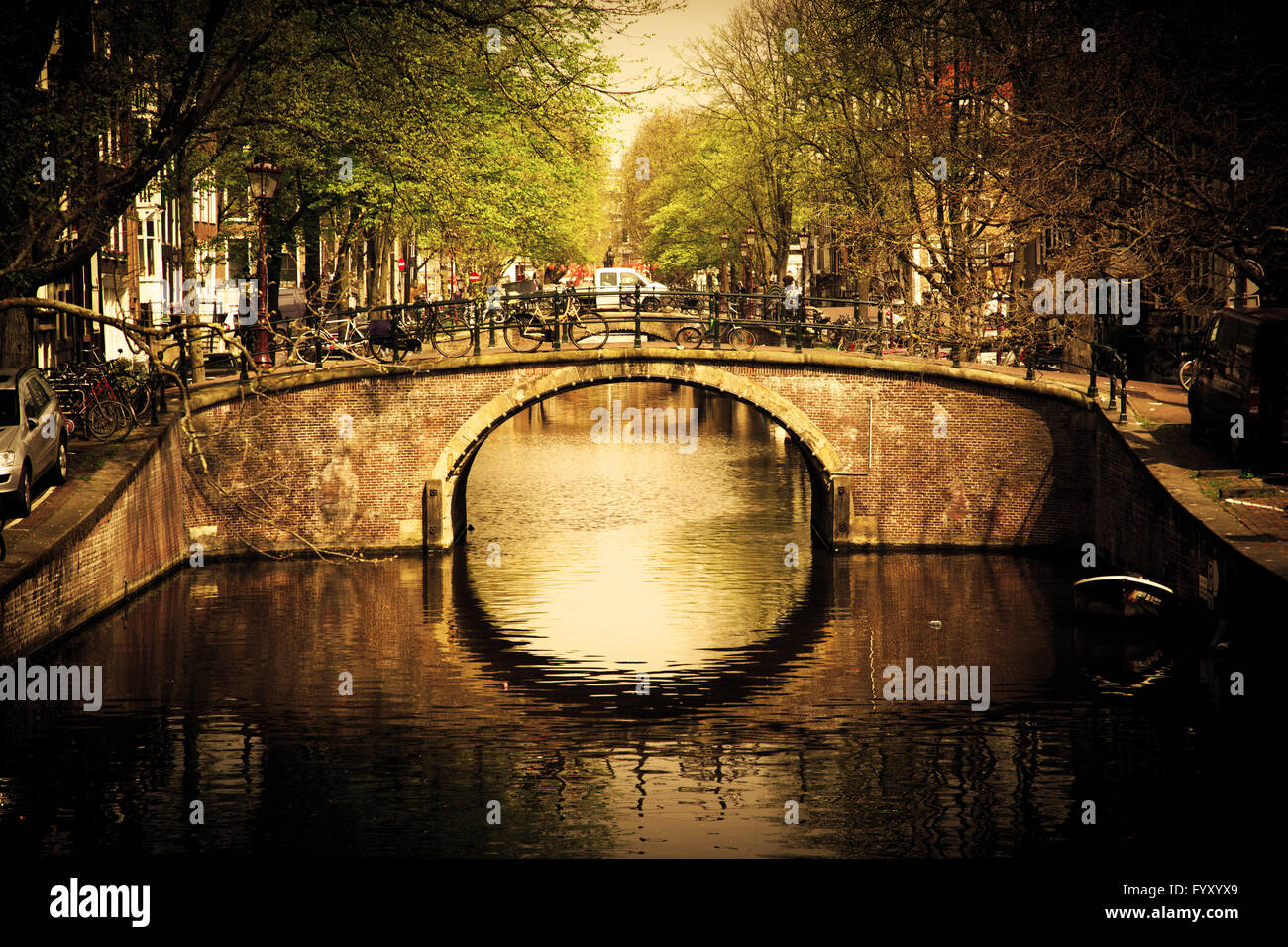 Amsterdam. Romantische Brücke über den Kanal. Stockfoto