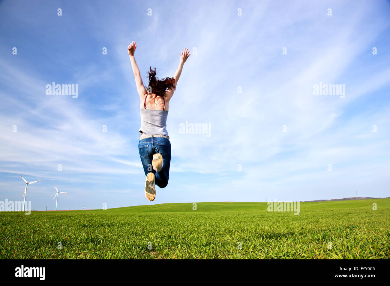 Junge schöne Frau springen vor Freude Stockfoto