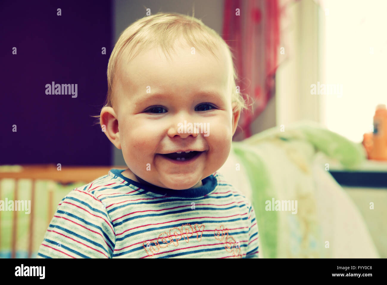 Glückliches Kind lachend in die Kamera schaut Stockfoto