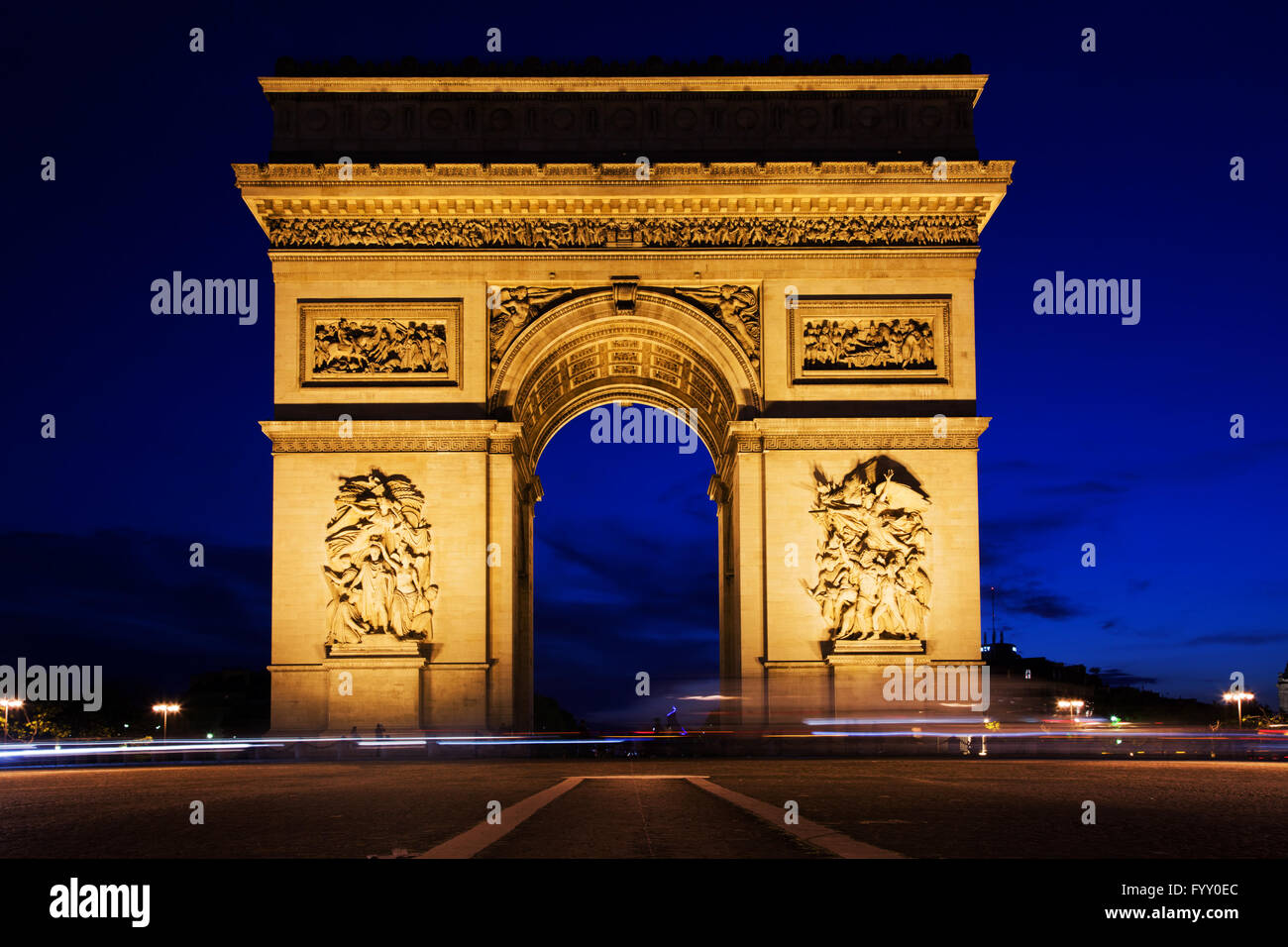 Arc de Triomphe in der Nacht, Paris, Frankreich Stockfoto