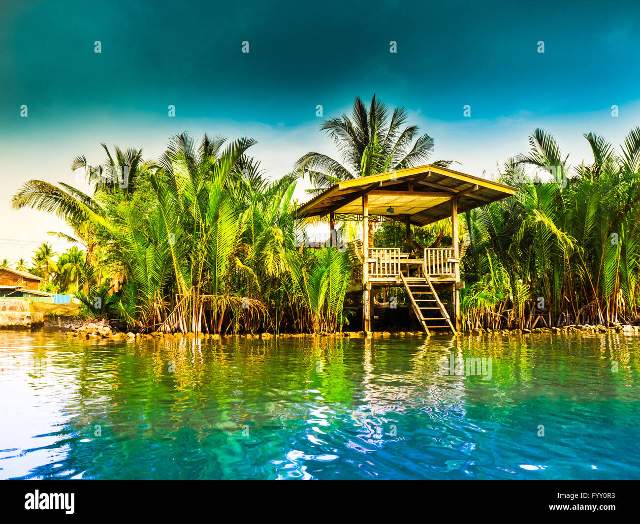 Stelzenläufer beherbergt über Fluss im ländlichen Thailand. Stockfoto