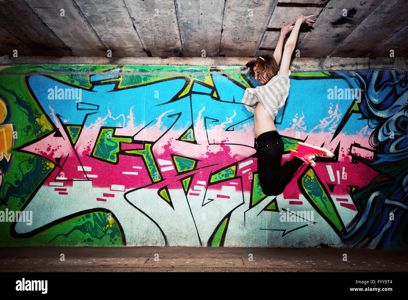 Stilvolle Mode Mädchen in einer Tanz-pose Stockfoto