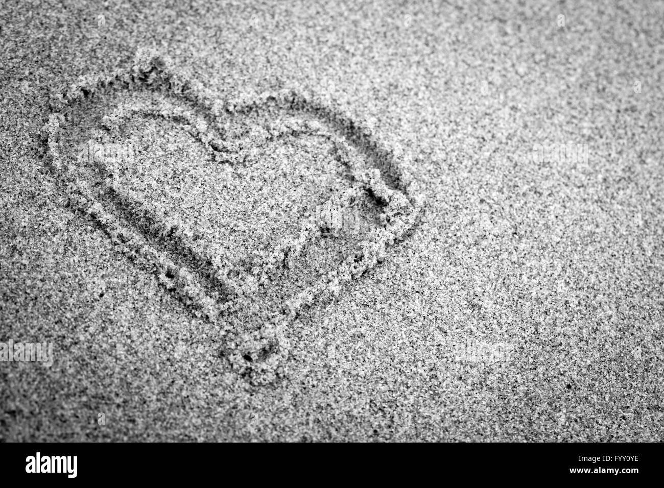 Herzform auf Sand. Romantische Stockfoto