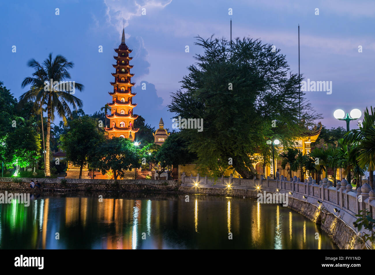 Lichter der Tran Quoc Pagode widerspiegelt bei Nacht, Hanoi im See. Stockfoto