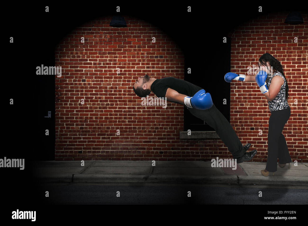 Female boxing knockout punch Fotos und Bildmaterial in hoher Auflösung Alamy