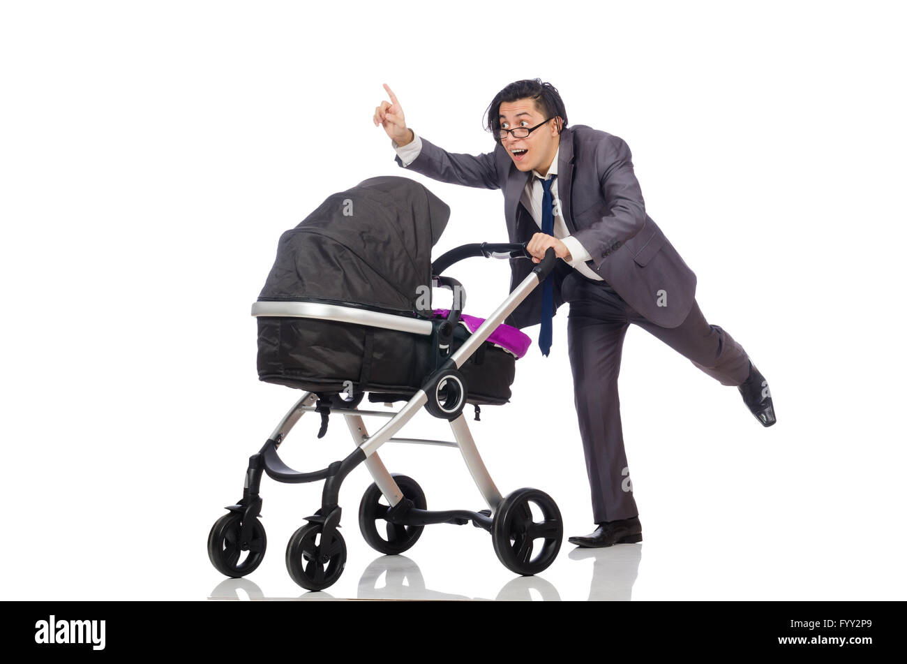 Lustige Papa mit Baby und Kinderwagen auf weiß Stockfotografie - Alamy