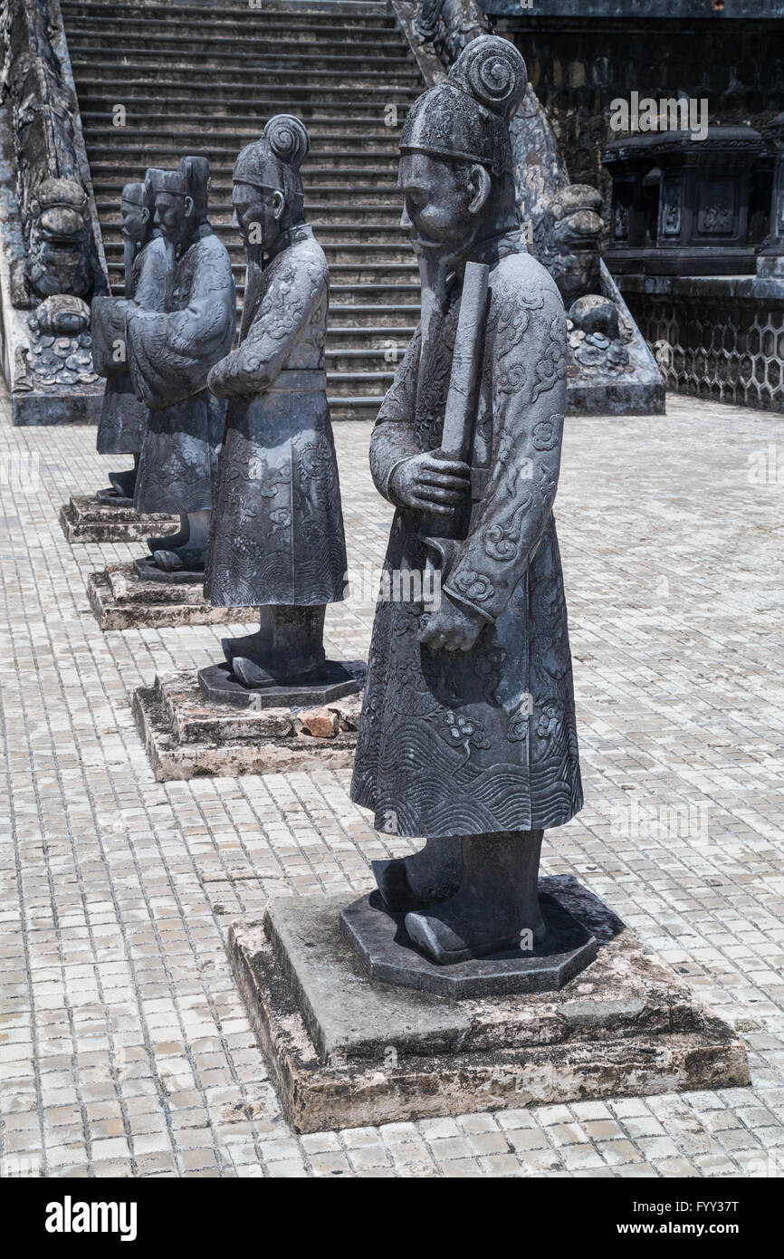 Statuen von Kriegern in Khai Dinh Kaisergrab in Hue, Vietnam Stockfoto