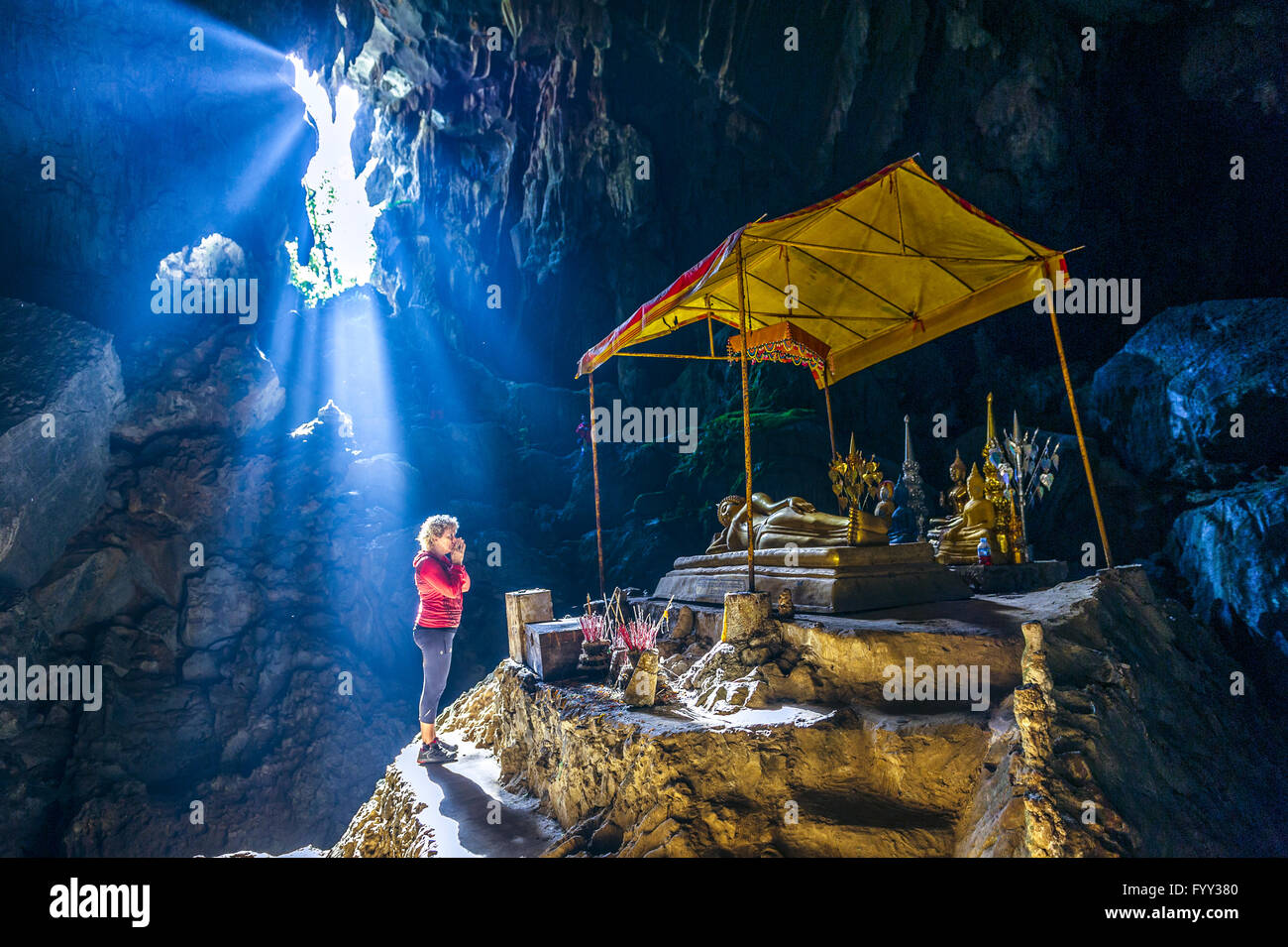 Asien. Süd-Ost-Asien. Laos. Provinz von Vang Vieng. Liegender Buddha innerhalb der Höhle Tham Phu Kham. Stockfoto