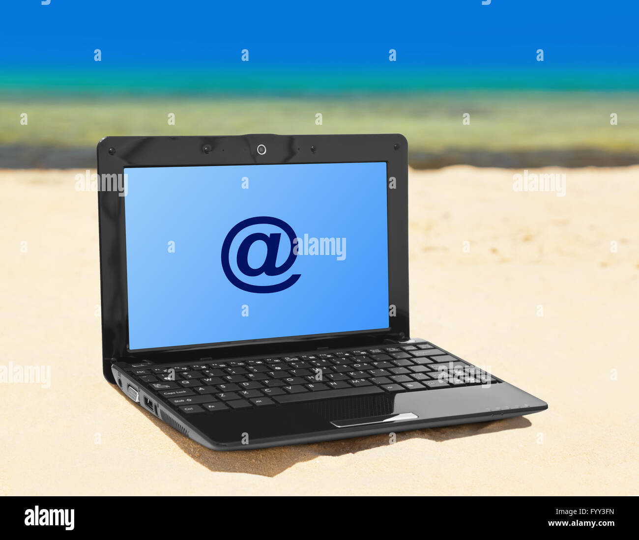 Notebook Am Strand Strandwasser in der sonne -Fotos und -Bildmaterial in hoher Auflösung ...