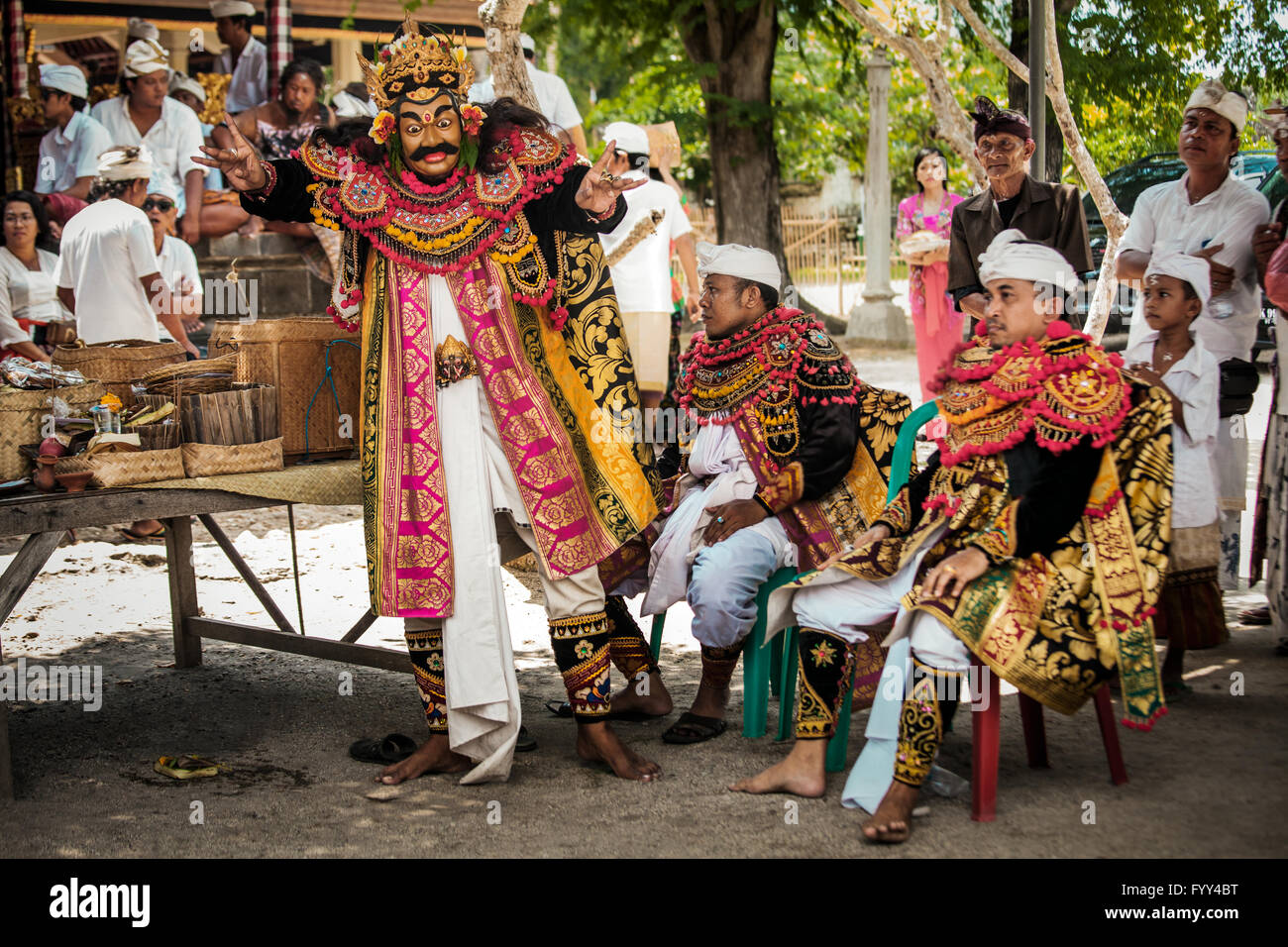 Eine balinesische Schauspieler unter freiem Himmel bei einer Tempelzeremonie mit anderen Maske Akteuren warten ihrerseits durchführen Stockfoto
