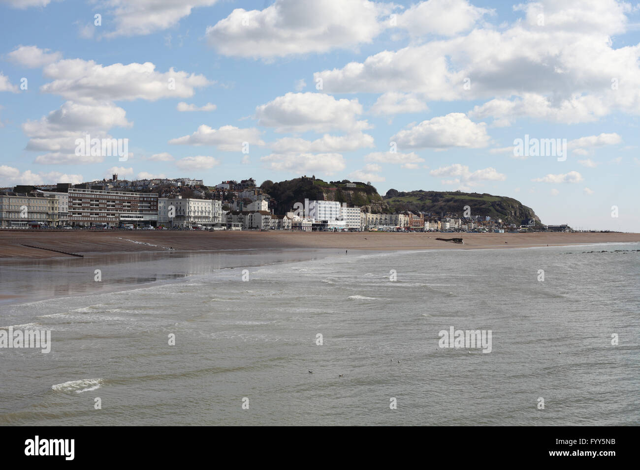 Blick nach Osten in Richtung Hastings alte Stadt vom neuen Pier, East Sussex, UK Stockfoto