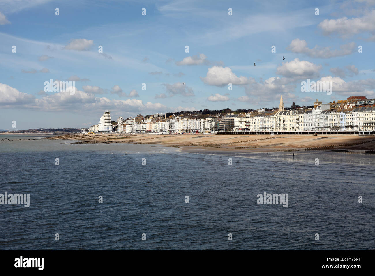 St Leonards auf Meer und das Art-Déco-Marine Gericht gesehen von Hastings Pier, Hastings, East Sussex, UK Stockfoto