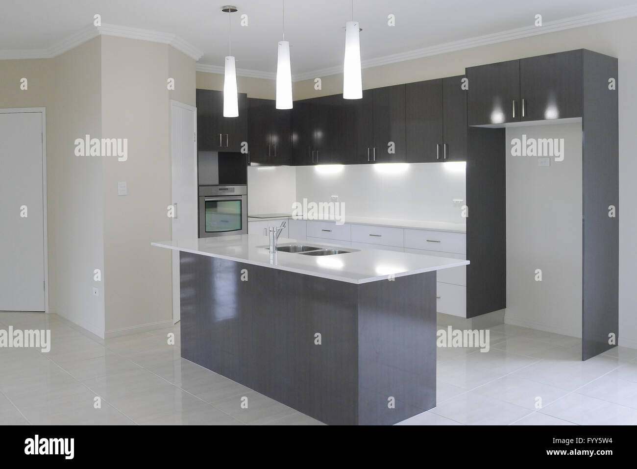 Moderne Küche mit Oberlichtern und Insel-Werkbank Stockfoto