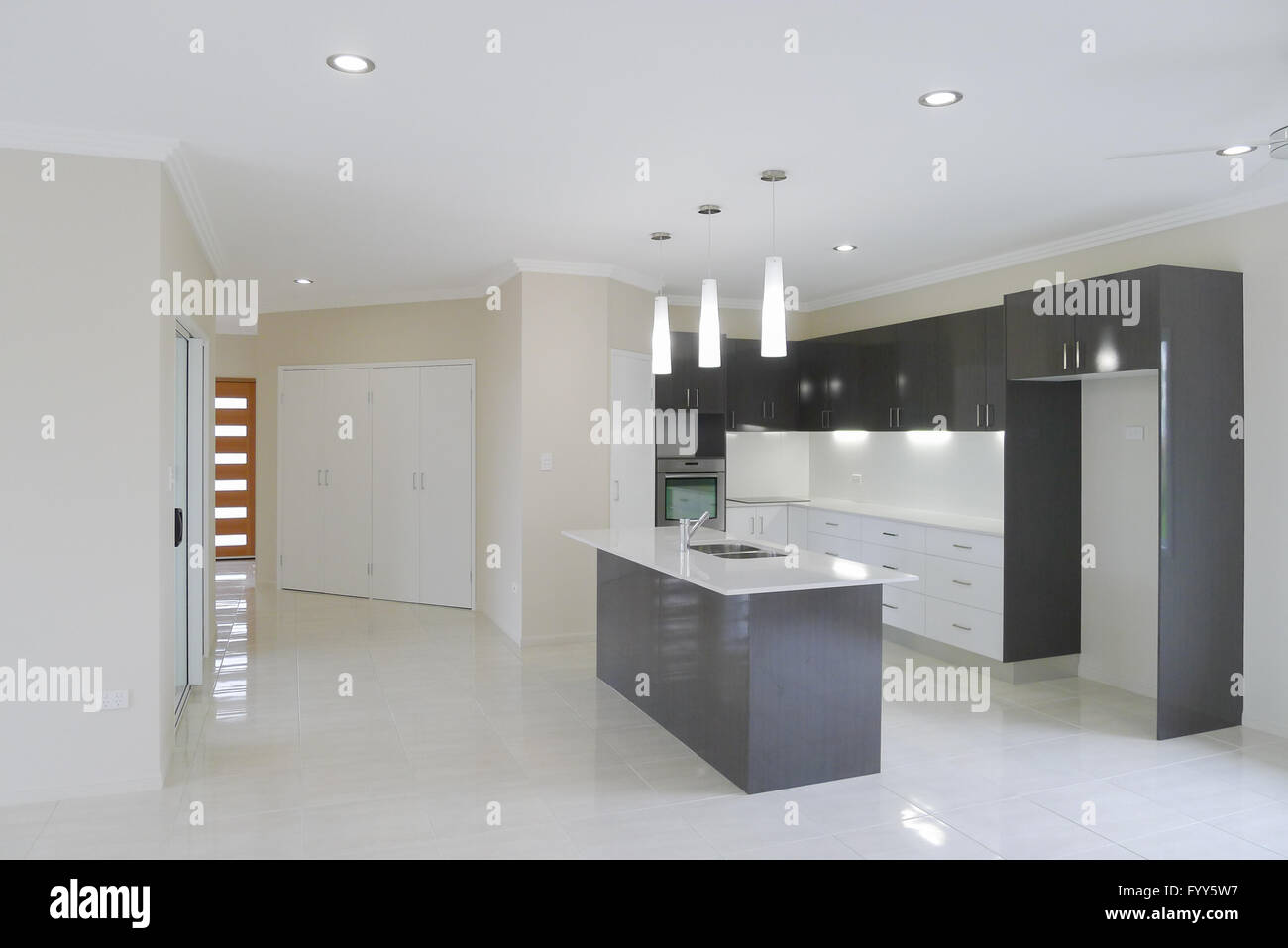 Moderne Küche mit Oberlichtern und Insel-Werkbank Stockfoto