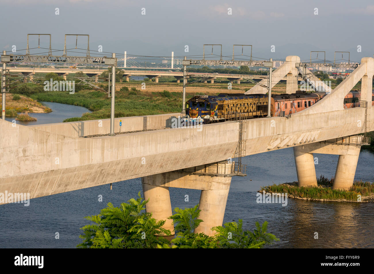 Korea-Zug über einen Fluss Stockfoto