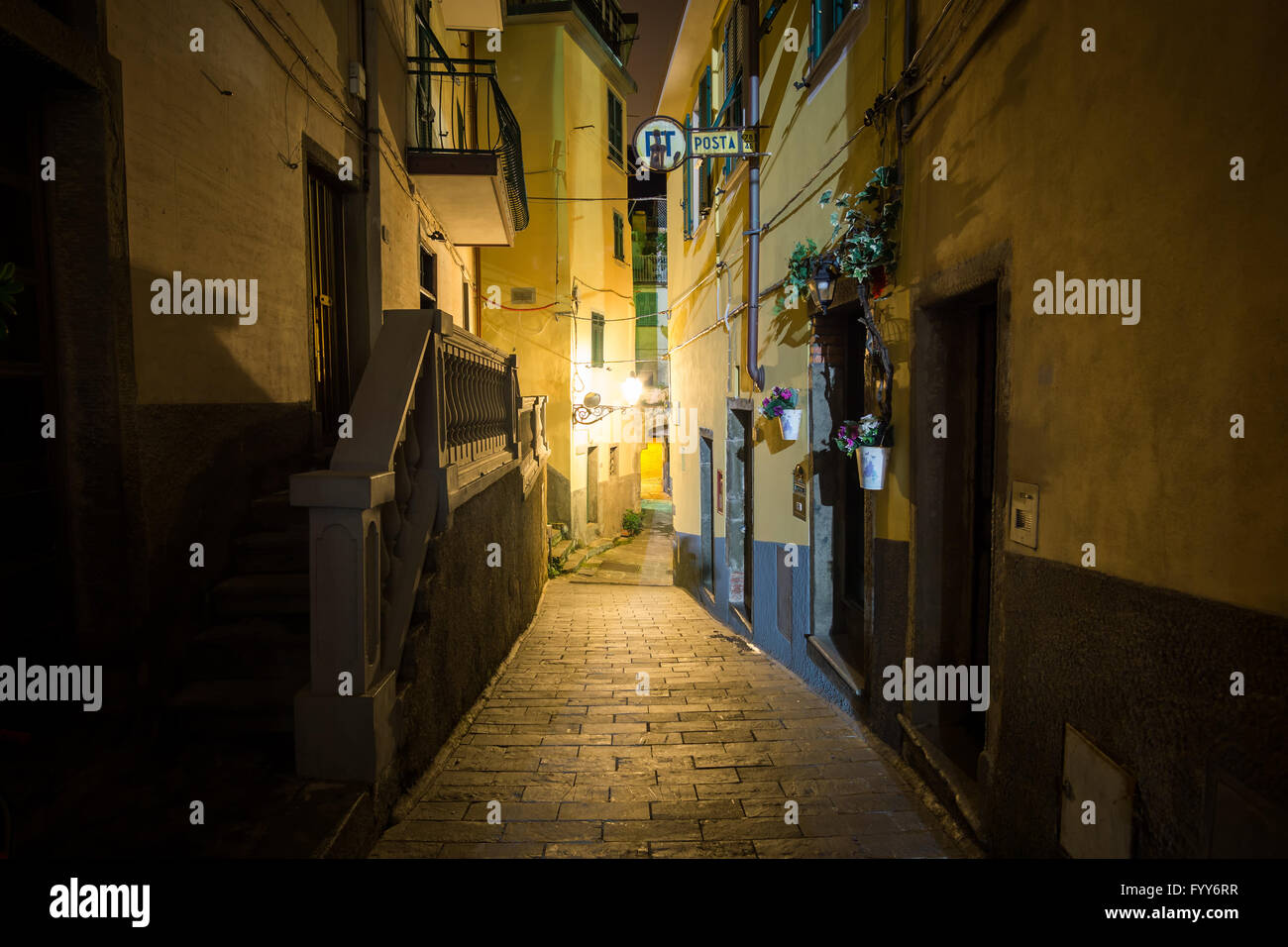 Riomaggiore-Gasse in der Nacht Stockfoto