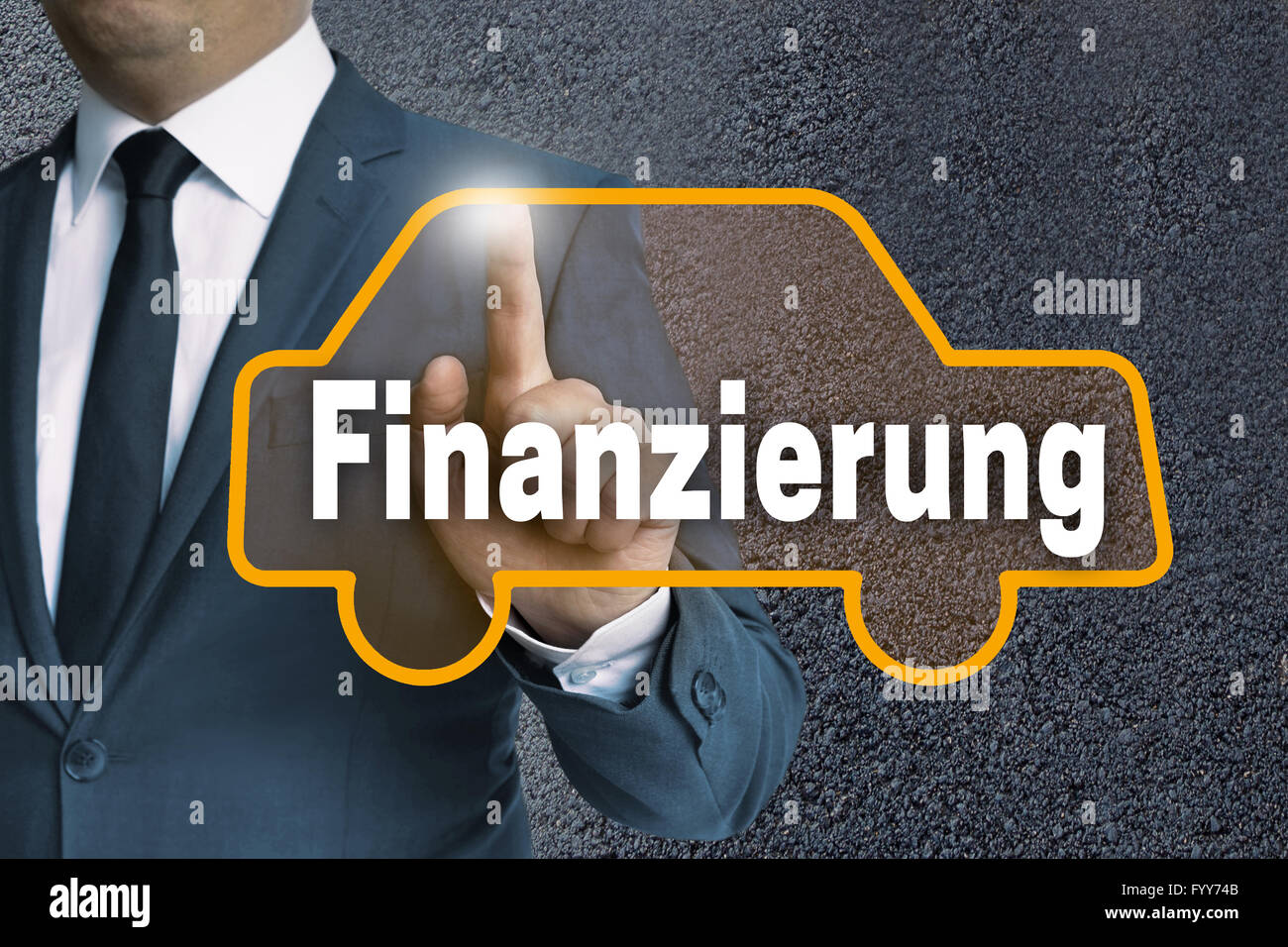 Finanzierung (im deutschen Finance) Auto Touchscreen von Geschäftsmann Konzept betrieben. Stockfoto