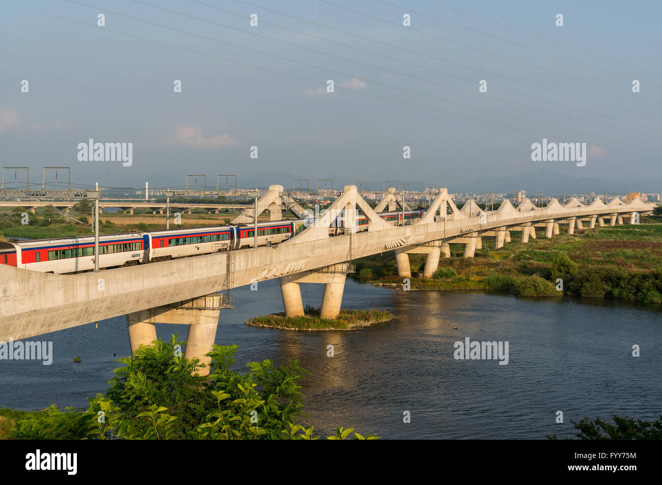 Korea-Zug über einen Fluss Stockfoto