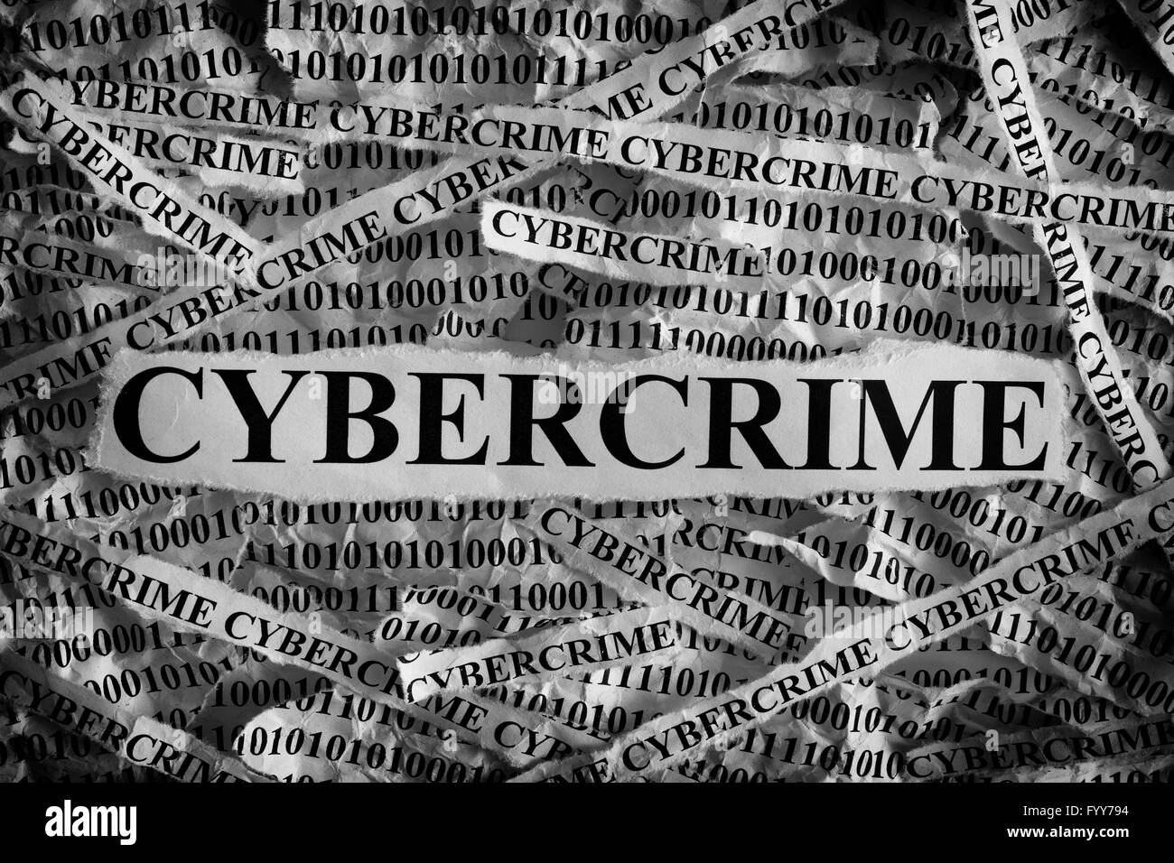 Zerrissene Stück Papier mit dem Wort Cybercrime. Konzept-Bild. Closeup. Stockfoto