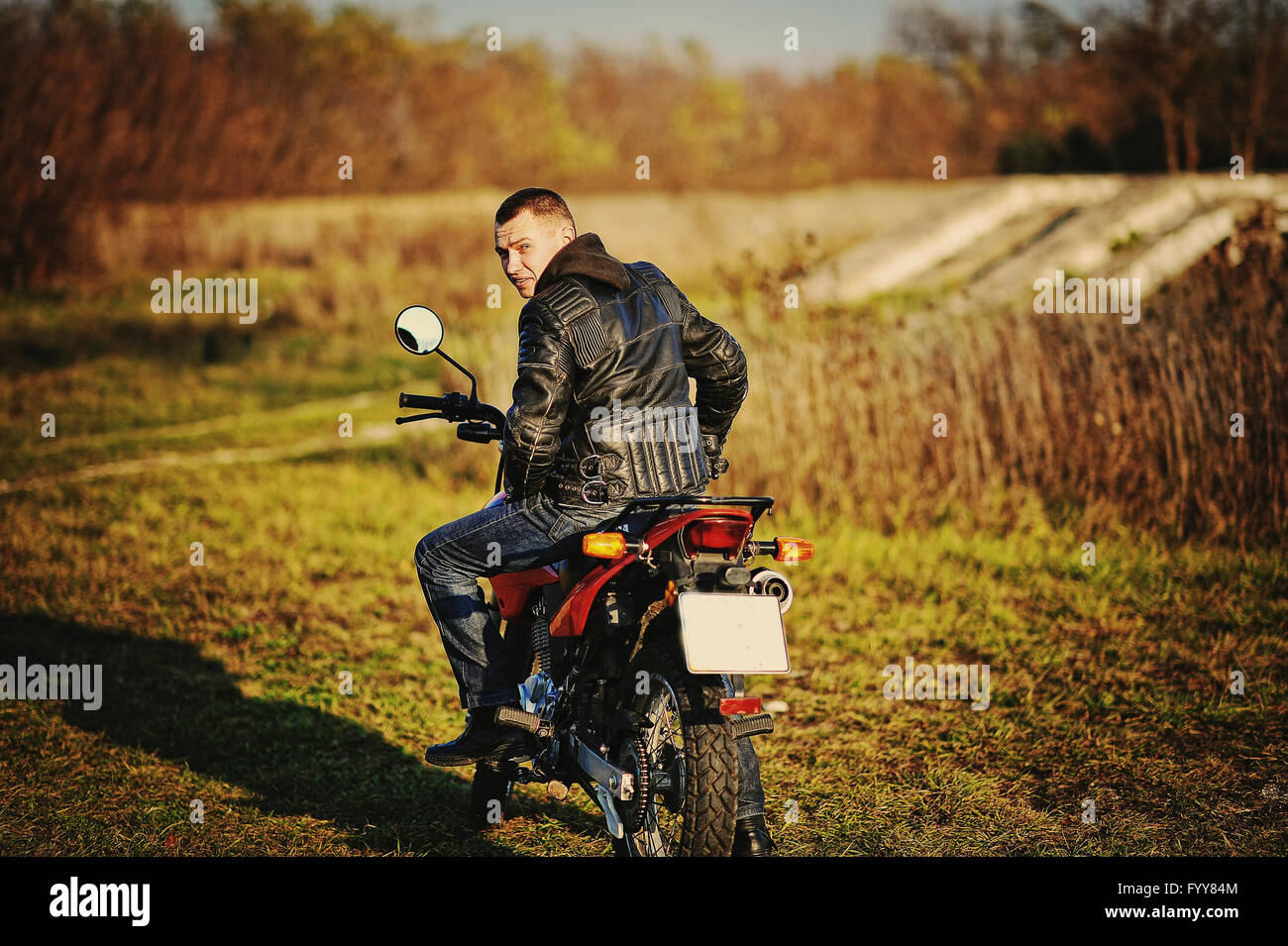 Enduro Racer auf seinem Motorrad sitzen Stockfoto