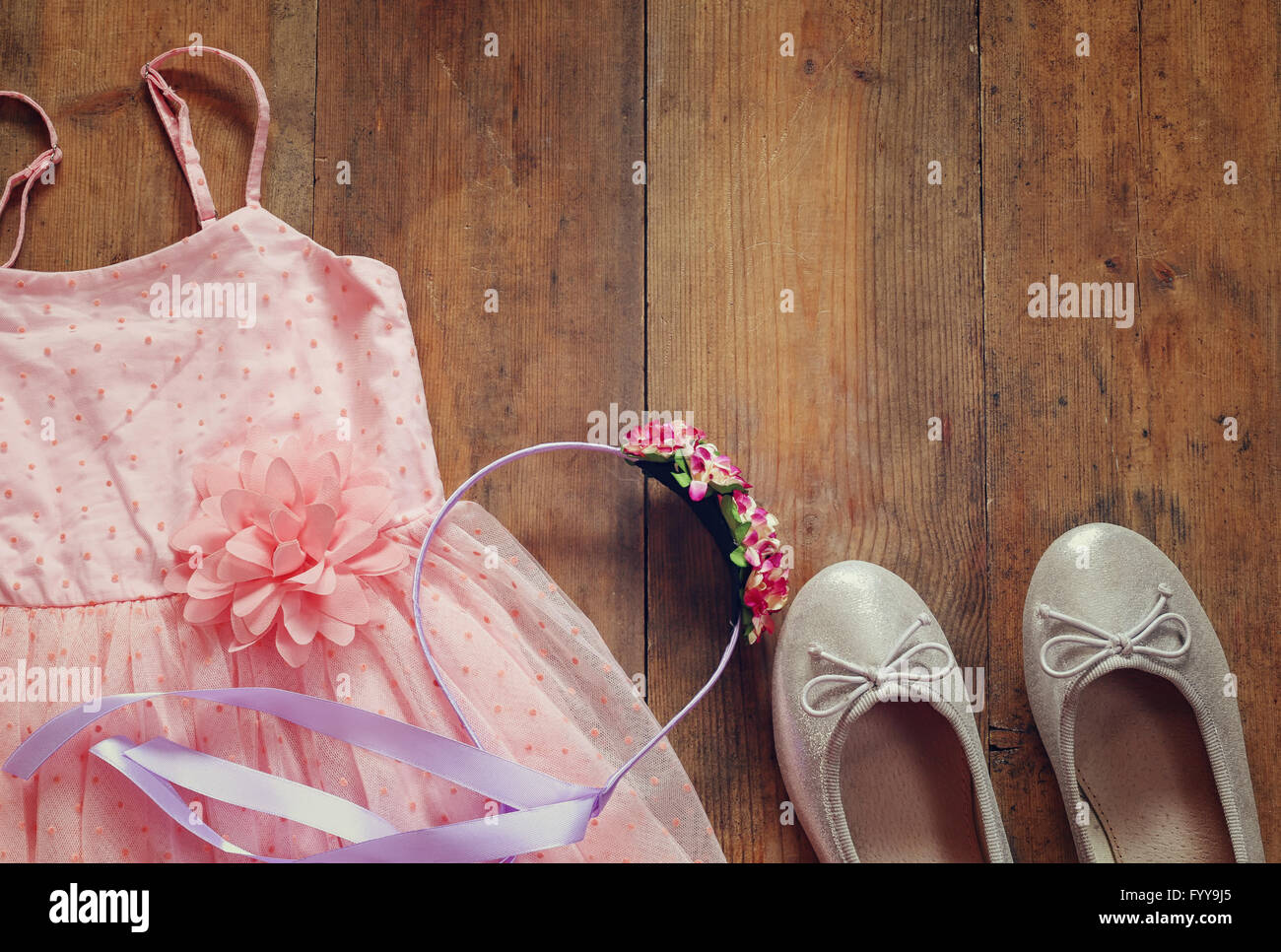 Vintage chiffon-Mädchen Kleid, Blumen Diadem neben Ballettschuhe auf hölzernen Hintergrund. Vintage gefiltertes Bild Stockfoto