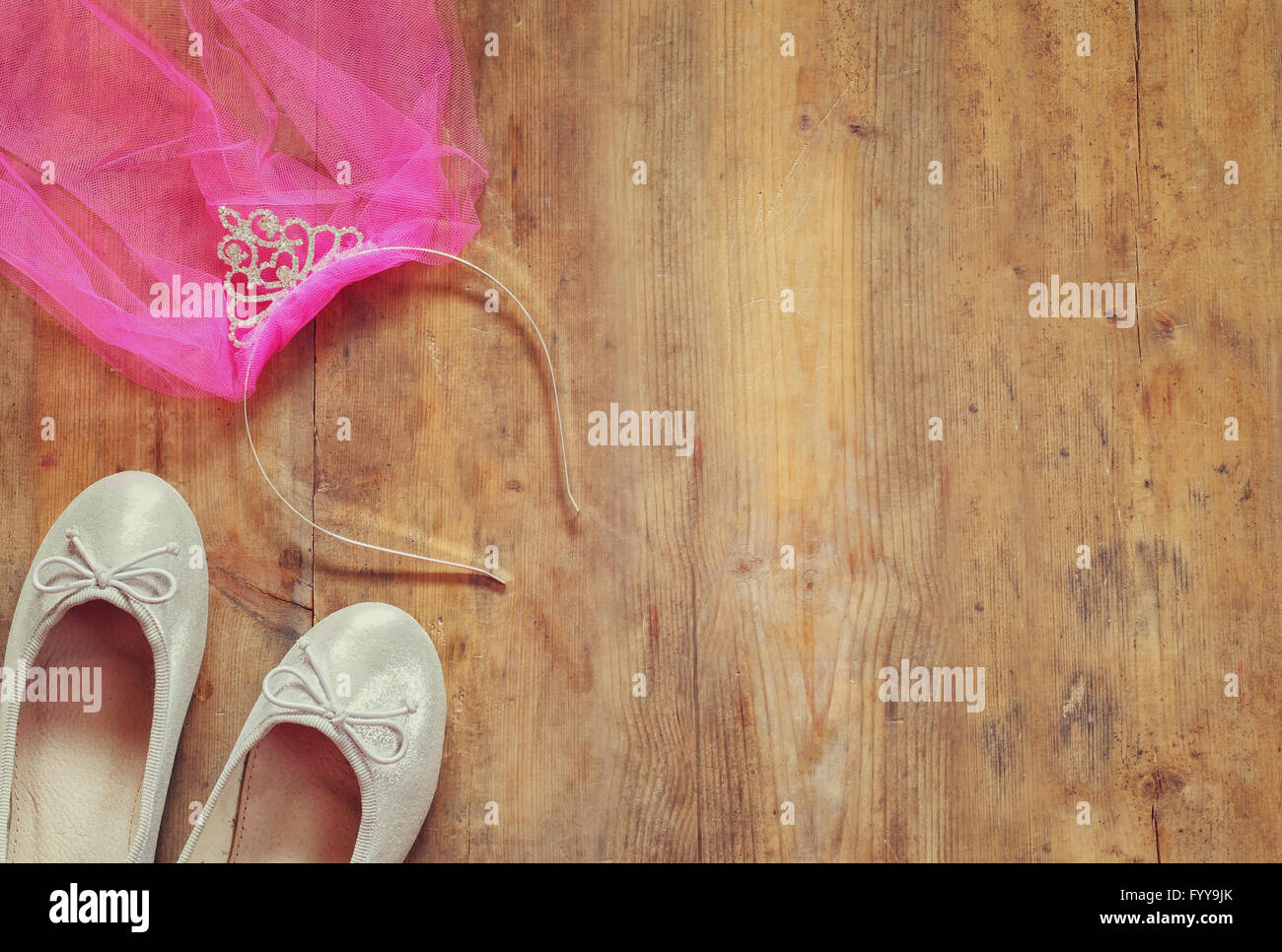 des Mädchens Diamant Diadem mit rosa Chiffon vail neben Ballettschuhe auf hölzernen Hintergrund. Vintage gefiltertes Bild Stockfoto