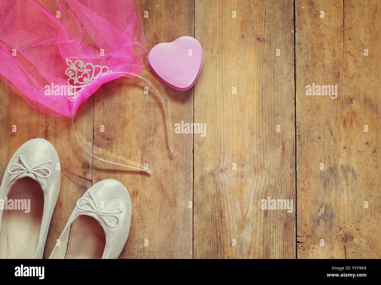 des Mädchens Diamant Diadem mit rosa Chiffon vail neben Ballettschuhe auf hölzernen Hintergrund. Vintage gefiltertes Bild Stockfoto