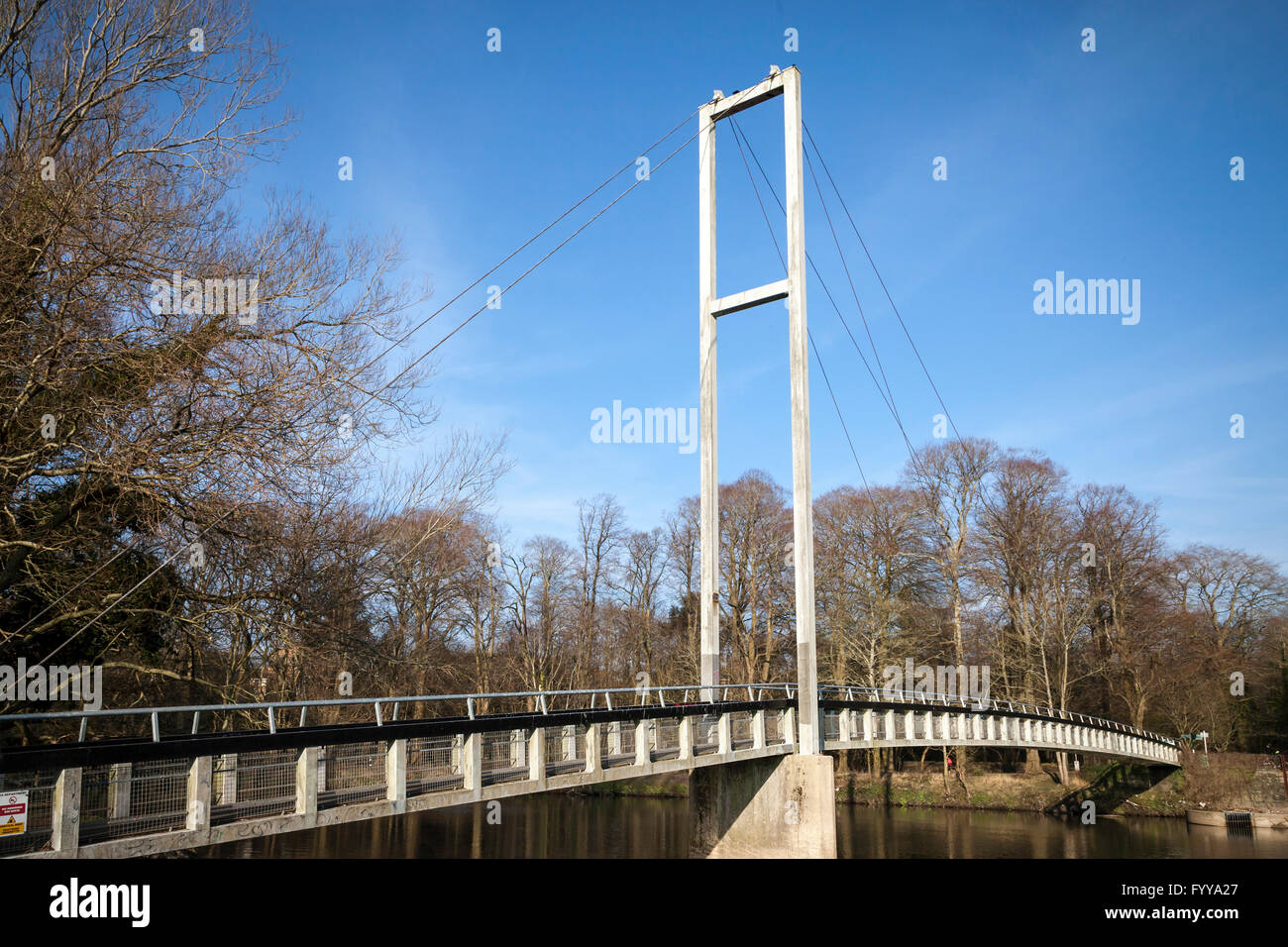 Eine Brücke über den Fluss Taff in Cardiff vor blauem Himmel Stockfoto
